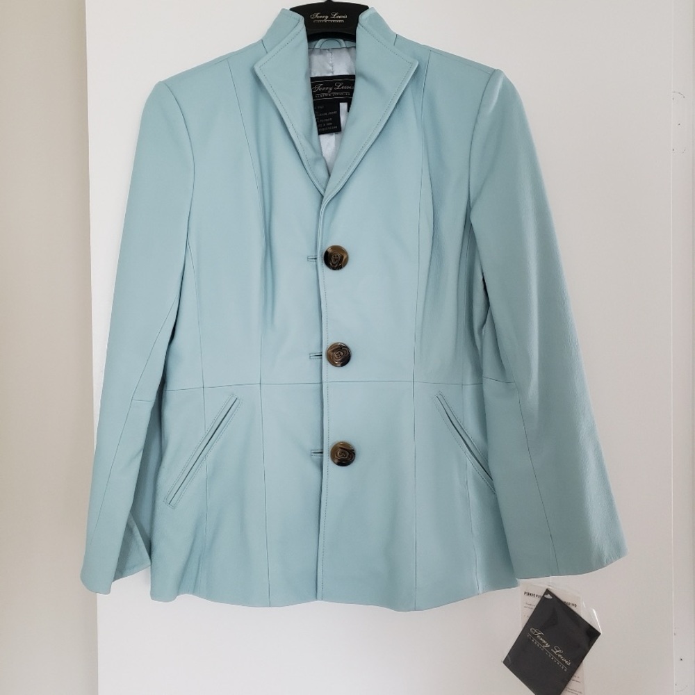 Beautiful and stylish blazer that is made for morning or evening wear.